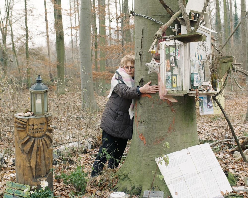 Elisabeth Meyn hat das Ritual, den Baum zu umarmen, auf dem ihr Sohn Steffen Meyn stand, bevor er während der Räumungen im September 2018 zu Tode stürzte. Mit ihrem Mann kommt sie etwa monatlich zu der Gedenkstätte.