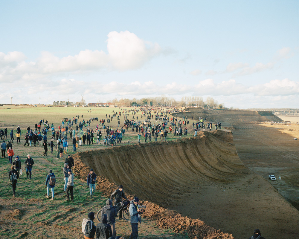 Am Sonntag den 8. Januar 2023 gehen Demonstranten am Rande der Tagebaugrube Garzweiler II bei Lützerath entlang. Es ist das letzte Wochenende, an dem das Dorf legal betreten werden kann.

Engl.: Demonstrators walk along the edge of the Garzweiler II open-cast mine near Lützerath on Sunday 8 January 2023. It is the last weekend on which the village can be legally entered.